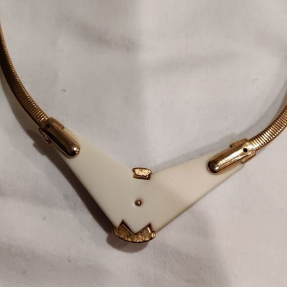 Goldtone with acrylic necklace - Picture 4 of 4